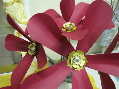 Dollar tree faux metal flowers. looks like its made from old blinds | Dollar tree crafts ...