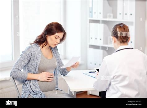 frauenarzt arzt und schwangere frau im krankenhaus stockfotografie alamy