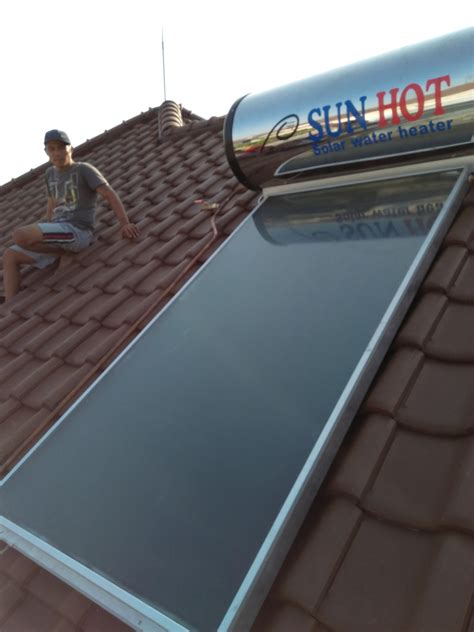 Misalnya water heater solar atau menggunakan tenaga surya, tentu saja akan memiliki harga yang lebih tinggi untuk membelinya, namun ini berbeda dengan pemanas air tenaga surya, water heater jenis ini hanya membutuhkan tenaga panas matahari untuk memanaskan airnya, jadi anda tidak perlu. Jual Water Heater / Pemanas Air Tenaga Surya (Merk SUN HOT ...