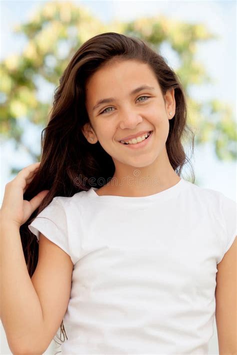 Menina Do Adolescente Com Sorriso Dos Olhos Azuis Foto De Stock Imagem De Atrativo Hispânico