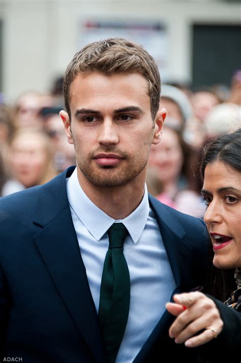 May 23, 1999), formerly known online as jayscoding, is a youtuber, makeup artist, model, and vlogger. "Divergent"-Star Theo James: Ist er Single oder hat er ...