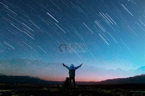 You can instead issue orders to buy at a specific price, with the cheapest listing getting automatically matched to the highest buy order. 流星雨的星空图片素材-正版创意图片500768487-摄图网