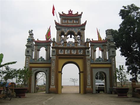 Tôi rất yên tâm và vui mừng khi con mình được là học trò của mái trường nguyễn huệ thân yêu này. Nguyễn Thị Niên - Người Kể Sử