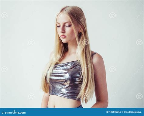 Muchacha Rubia Hermosa De La Mujer Con El Pelo Rubio Largo Liso Y El Gal N Foto De Archivo