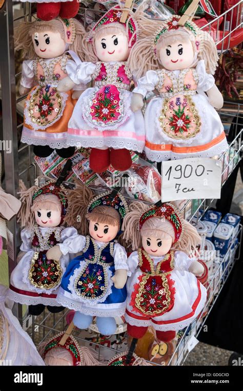Muñecas Húngaras Están A La Venta En Una Tienda De Turismo En Budapest