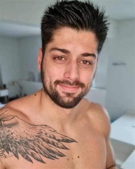 João Oberlaender on Twitter como vocês preferem minha barba 1 ou 2