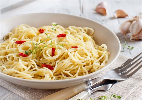 Il nostro condimento aglio olio e peperoncino vi stupirà per il suo gusto deciso e la sua compostezza, allo stesso tempo. The Best Spaghetti Aglio Olio e Peperoncino Recipe
