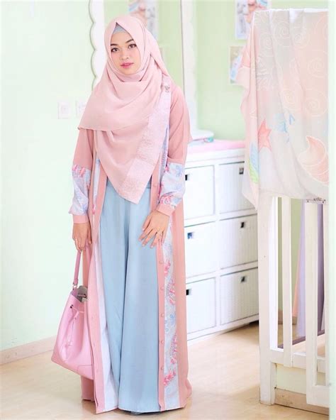 Di antara semua warna, jilbab pink memberikan kesan anggun dan manis. Baju Pink Muda Cocok Dengan Jilbab Warna Apa | Ide Perpaduan Warna