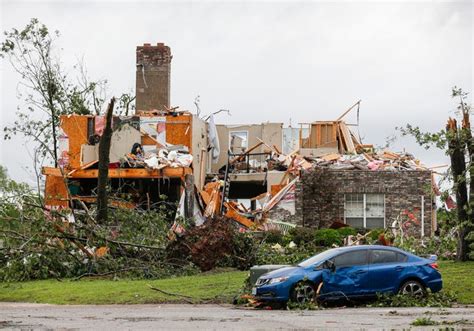 Missouri Tornadoes 3 Dead Others Homeless Near Carl Junction