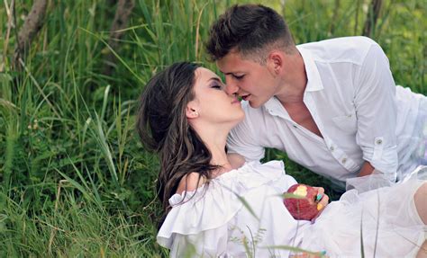 Fotoğraf Aşk Baskı Yapmak öpücük çift Romantik Töreni Güzellik Mart Öykü Etkileşim