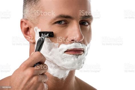 흰색 절연 면도기와 면도 얼굴에 거품을 가진 남자의 초상화 닫기 개성 개념에 대한 스톡 사진 및 기타 이미지 개성 개념 근육질 체격 남자 iStock