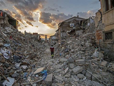 Als erdbeben werden messbare erschütterungen des erdkörpers bezeichnet. Erdbeben kosten Italien sieben Milliarden | International ...