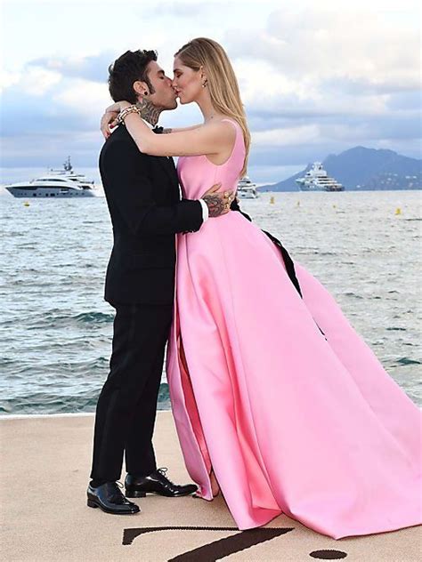 ˈfɛːdets), is an italian rapper, influencer, singer and songwriter. Alles was ihr über die Hochzeit von Chiara Ferragni wissen ...
