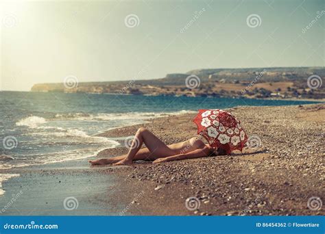 Schönes Nacktes Mädchen Das Auf Dem Strand Unter Einem Regenschirm