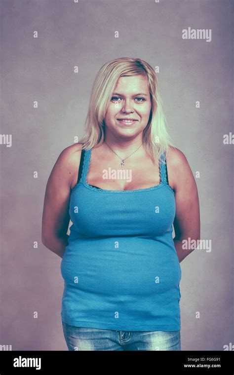 chubby busty woman banque de photographies et d images à haute résolution alamy