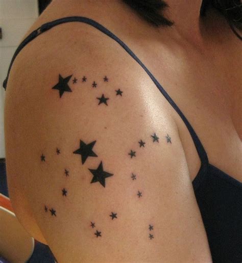 Tattoo Sterne Arm Eine Frau Mit Einem Schwarzen Tattoo Mit Vielen