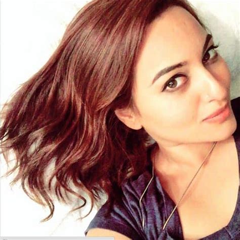 Sonakshi Sinha Wins Selfie Queen Title Bollywoodlife Film Awards 2015 Bollywood News And Gossip