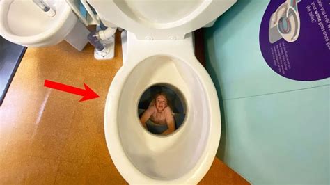 What S Inside The World S Largest Toilet Large Toilets Toilet
