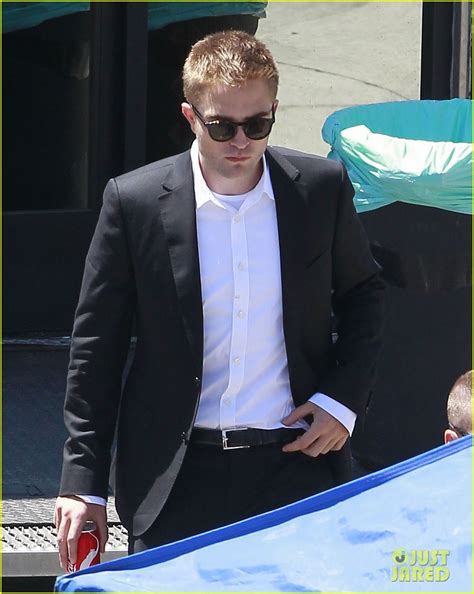 Robert Pattinson All Smiles On Set After Security Guard Scuffle Photo 2932161 Robert