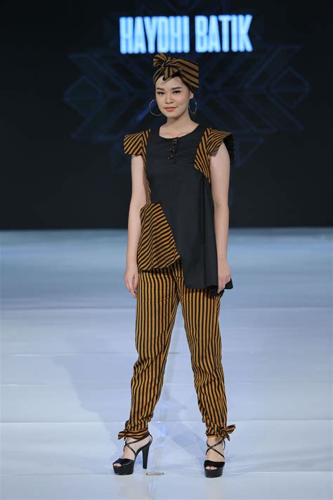Baju batik atasan wanita terbaru adalah baju batik dengan desain modern. 60+ Model Baju Batik Atasan Wanita Kombinasi Terbaru 2020