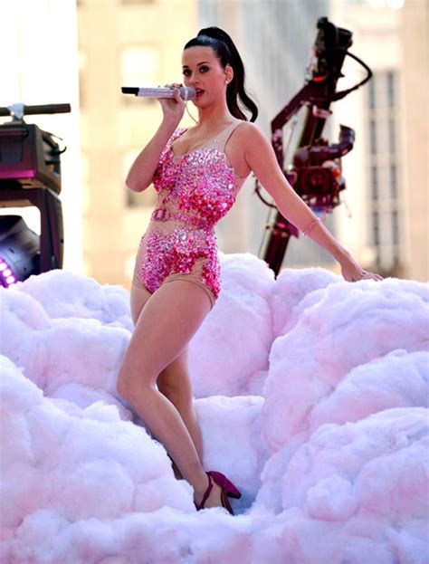Katy Perry Slight Upskirt And Leggy In Mini Skirt On Stage Paparazzi