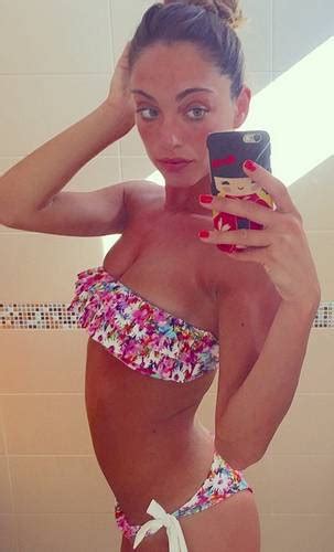 lorella boccia selfie in micro bikini floreale 28 luglio 2015 fotovipnews