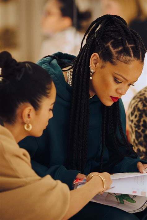 Rihanna Ihre Lieblings Schuhdesignerin Amina Muaddi Designt Nun Für