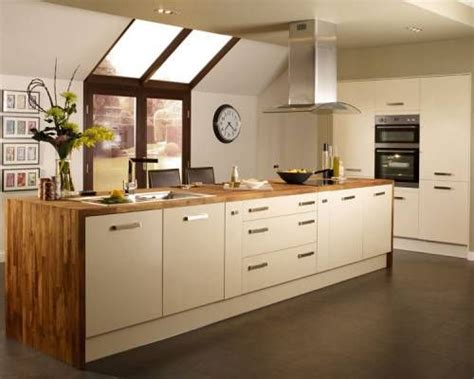What more could you want in a kitchen door? Howdens Greenwich Cream kitchen | Kitchen | Pinterest ...