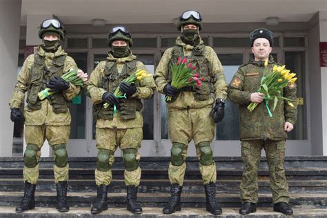 国際女性デーに戦闘服姿のロシア軍人が街頭で花のプレゼント 記事詳細｜infoseekニュース