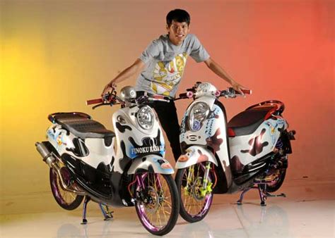 Sudah lama ya enggak ada kabarnya nih si. Honda Scoopy Modification: Honda Scoopy VS Yamaha Fino ...
