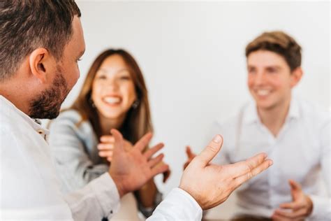 Pessoas Conversando Na Reunião Baixar Fotos Gratuitas