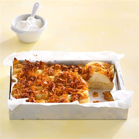 In der zwischenzeit butter, 3/4 becher (175 g) zucker und milch aufkochen. Apfel-Cornflakes-Kuchen Rezept - ESSEN UND TRINKEN