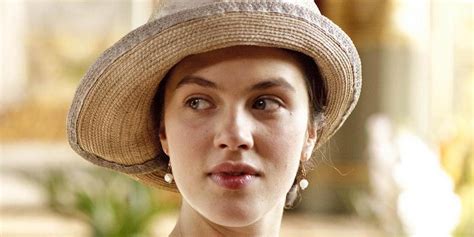 Jessica Brown Findlay Goes From Downton Abbey To Labyrinth In New Cw Series Huffpost