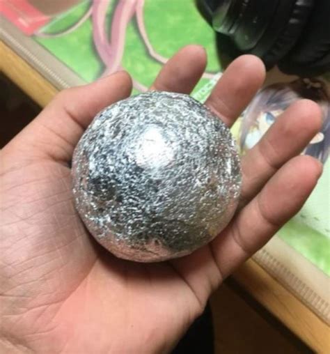 Who Can Create The Smoothest Ball From Aluminum Foil Is A Current Trend In Japan
