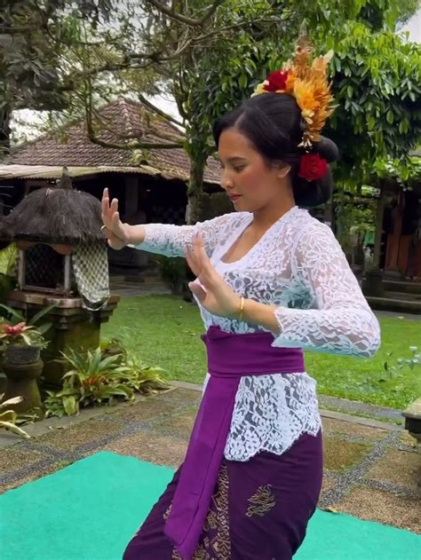 8 Potret Indah Permatasari Menggunakan Pakaian Adat Bali Body Goals