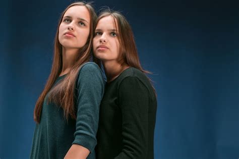 Portrait De Deux Belles Jeunes Femmes Jumelles Photo Gratuite