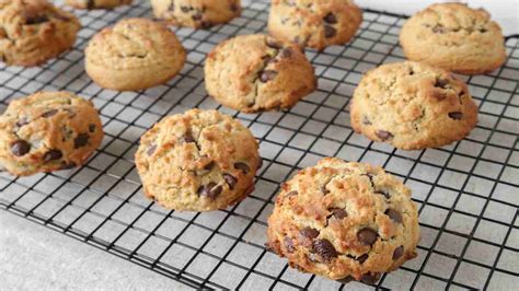La ricetta veloce che si prepara con soli 3 ingredienti. Biscotti morbidi al cocco e cioccolato | teneri e golosi ...