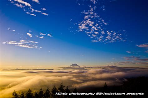 朝の富士山と雲海〜雲の海が照らされる朝日と浮かぶ富士山！眼下に流れる雲が絶景の風景撮影スポット