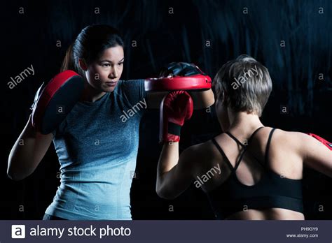 Women Boxing Stockfotos Und Bilder Kaufen Alamy