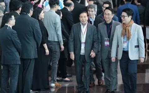 李嘉誠自幼家境窘困，連小學都沒讀完，為了能夠做一個更加成功的人，他積極學習，勤奮地拓寬自己的知識面。在父親的耳濡目染下，李澤鉅和李澤鍇學習也很自覺勤奮。 小兒子李澤鍇曾說：「我從家父那裡學到的東西很多。最主要的是怎樣做一個正直的商人，以及如何正確處理與合伙人的關係。」 只做一個正直善良的人是不夠的，想要成為一個成功的人，還要學會教會孩子正確的處世哲學。 李嘉誠常教育兒子，要想成功，在其他所有基礎條件齊備的時候，就必須要注意考慮對方的利益，不要佔任何人的便宜。 李嘉誠還教育孩子怎樣重承諾。他說：「如果要取得別人的信任，你就必須重承諾，在做出每一個承諾之前，必須經過詳細的審查和考慮。一經承諾之後，便要負責到底；即使中途有困難，也要堅守諾言貫徹到底。 兒子們一天天長大，李嘉誠決定送他們出國上學，讓他們獨立生活。這個決定對於15歲的李澤鉅和13歲的李澤鍇來說，未免過於嚴酷。為了解決一日三餐的問題，小哥倆開始跟電視上一個專門教做菜的節目學習燒菜。 在照顧好自己的生活後，小哥倆利用學習之餘積極尋找打工的機會。交通工具就是一人一輛單車。 香港特首选举揭晓 林鄭777票大胜-香港商报