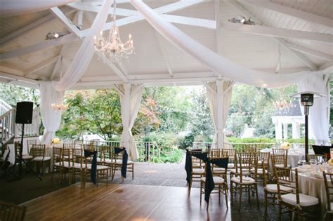 Eine gartenhochzeit ist der mädchentraum vieler bräute. Eine Südstaatenhochzeit im Garten - Julie und Andrew