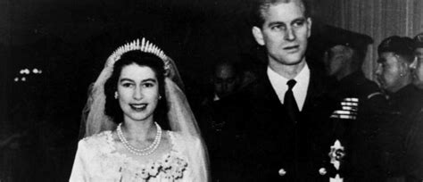 «c'est avec un profond chagrin que sa majesté la reine annonce la mort de son époux bien aimé le prince philip, duc d'edimbourg», selon un communiqué de buckingham, précisant qu'il est mort «paisiblement ce (vendredi) matin au château de windsor». La reine Elisabeth II fête ses 69 ans de mariage ! (28 PHOTOS)