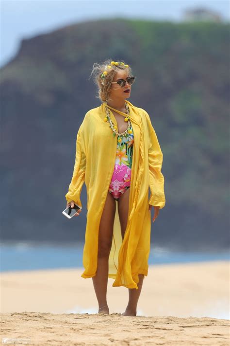 beyonce in swimsuit on the beach in hawaii june 2016 celebmafia