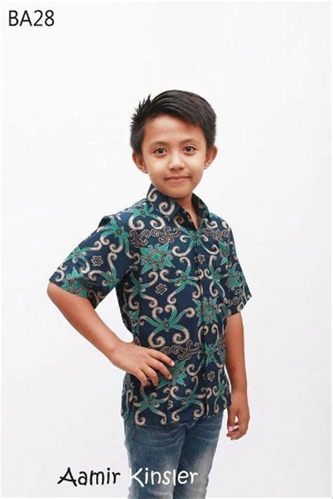 Laki laki muslim yang pandai, selalu menjaga persatuan dalam keluarga dan menjadi hamba nan taat kepada agama dan tuhannya. 32 Model Terkini Baju Batik Laki Laki 2021
