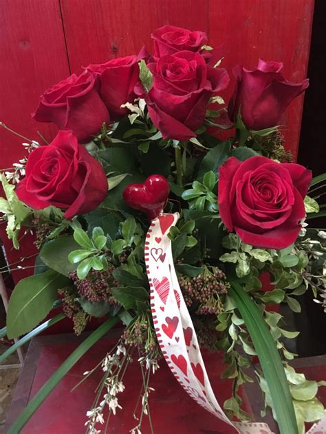 Ottieni mazzo di fiori da rose rosse e biglietto di auguri con posto per. Mazzo di rose rosse - Il Fiorile - Ordina online su Cosaporto