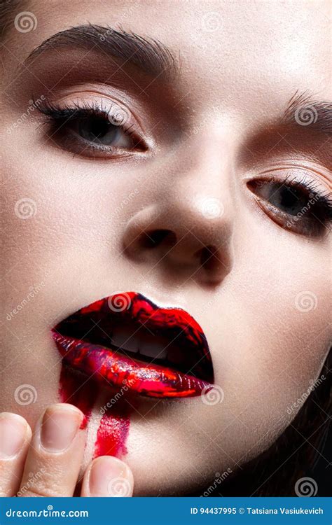 Jong Meisje Met Heldere Avondmake Up Mooi Model Met Rode Lippen En Gesmeerde Lippenstift Zuivere
