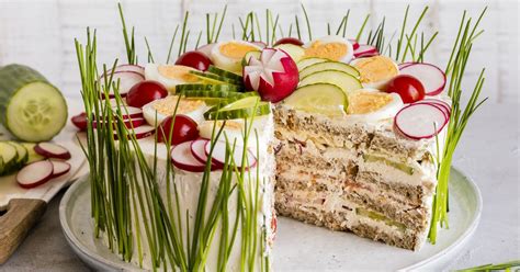 Lesen sie jetzt „herzhafte kuchen mit pikanten details. Sandwichtorte - mit Frischkäse und Lachs | Die besten ...