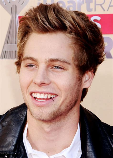 On tuesday, june 8, the aussie pop rock band's lead singer, luke hemmings , announced he's engaged to longtime girlfriend. Luke Hemmings Height Weight Body Statistics - Healthy Celeb