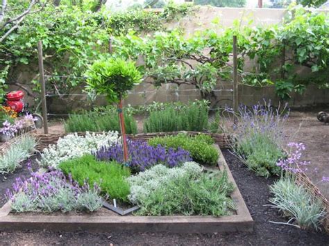 Whether you have room for only a container or are blessed with room for the photo to the right is an example of a great small herb garden design that is very easy to achieve. The 25+ best Herb garden design ideas on Pinterest ...