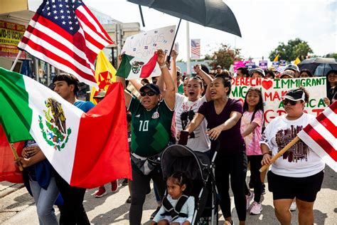 Swfl Comunidad Latina Y Empresas Protestan Contra El Proyecto De Ley De Inmigración Desantis